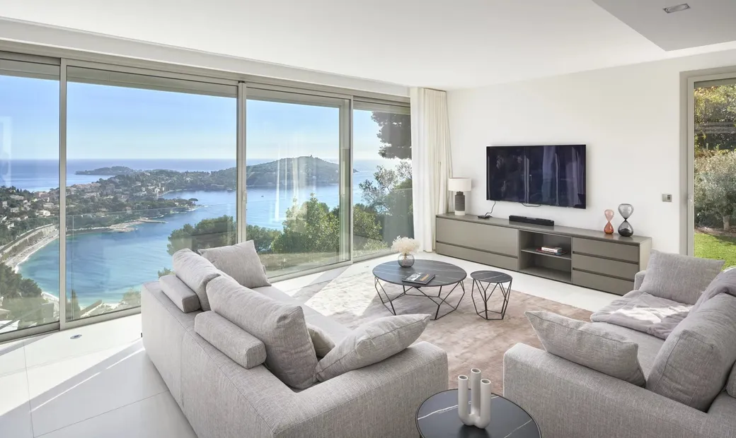 Salon lumineux avec vue mer, exemple d’intérieur premium